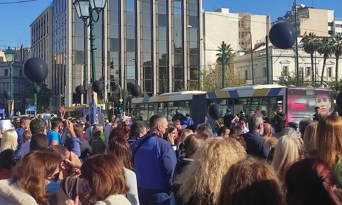 Συγκέντρωση διαμαρτυρίας πραγματοποιούν τώρα οι υγειονομικοί στο Σύνταγμα στην Αθήνα, κατά της υποχρεωτικότητας του εμβολίου στον κλάδο τους.