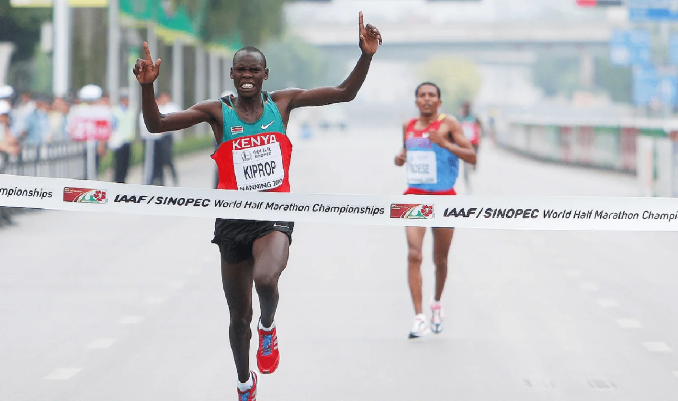 Η World Athletics και η Οργανωτική Επιτροπή του Παγκοσμίου Πρωταθλήματος Ημιμαραθωνίου στη Γιανγκζού το 2002 αποφάσισαν την αναβολή του αγώνα.