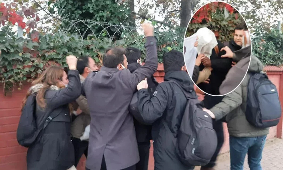Φωτογραφία από το περιστατικό έχει προκαλέσει αίσθηση στην Τουρκία