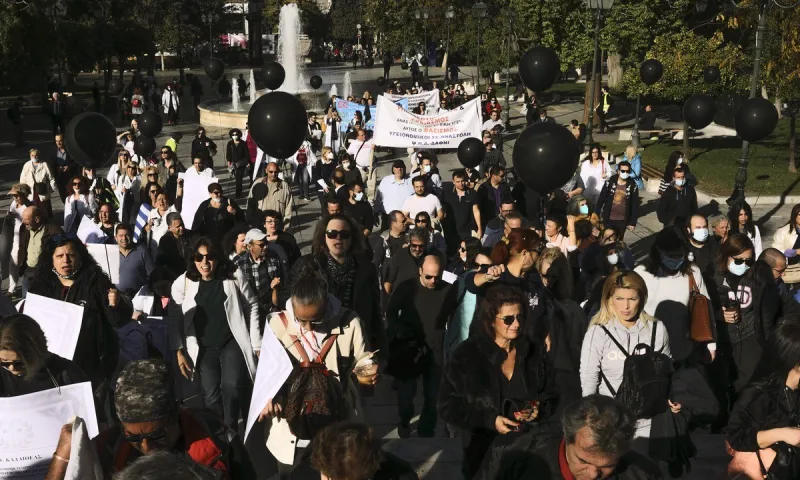 Υποχρεωτικός εμβολιασμός: Οι υγειονομικοί συγκεντρώνονται στο Υπουργείο Υγείας