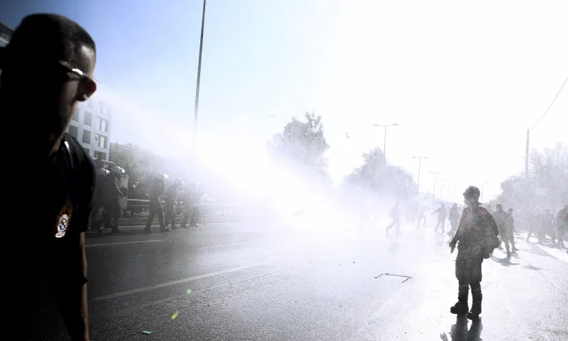 Επεισόδια στο Μαρούσι: ΣΟΚ - Στο χειρουργείο εποχικός πυροσβέστης από επίθεση των ΜΑΤ!
