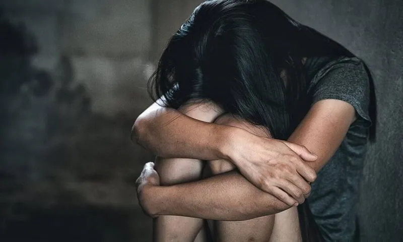 Κατηγορείται για δύο βιασμούς συμμαθητριών του και πηγαίνει κανονικά στο σχολείο