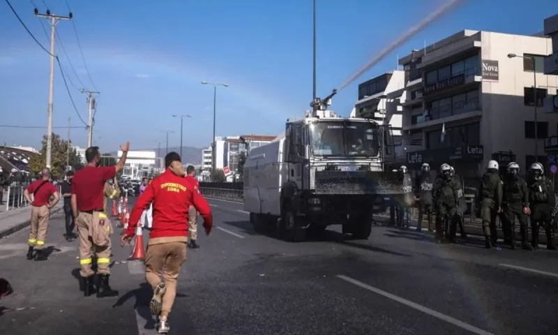 Οι πυροσβέστες καταγγέλλουν: «Τυφλή βία από τα ΜΑΤ – Το ευχαριστώ της κυβέρνησης ήταν τα χημικά»