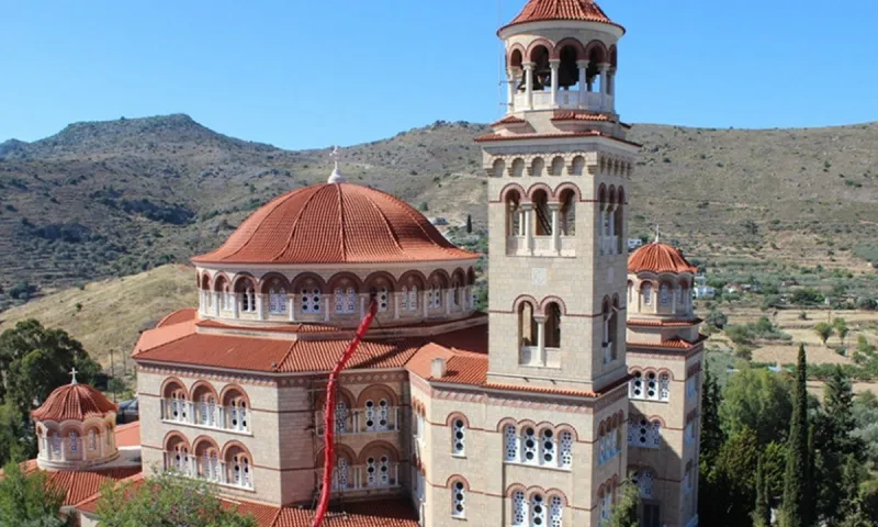 Αίγινα: Πλήθος κόσμου στη λιτανεία της εικόνας του Αγίου Νεκταρίου