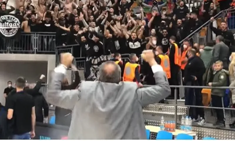 O Θανάσης Χατζόπουλος γίνεται «ένα» με τον κόσμο του ΠΑΟΚ (vid)