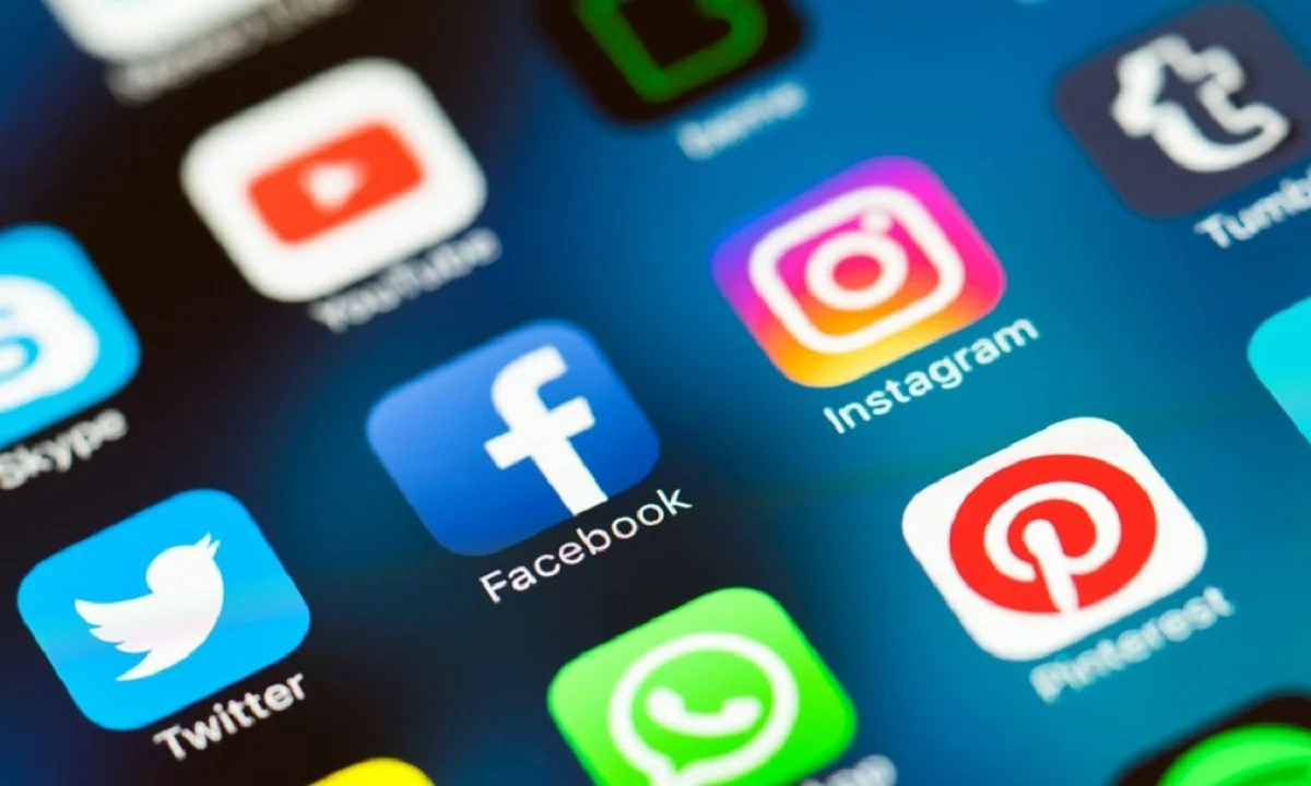 Η Meta, η μητρική εταιρεία που επιβλέπει το Facebook και το Instagram, καταργεί τις στοχευμένες διαφημίσεις για ευαίσθητα θέματα.