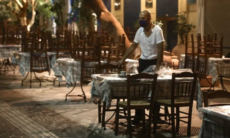 Πρόεδρος Εστιατόρων Αττικής: «Αχρηστεύθηκαν οι εξωτερικοί χώροι - Κινδυνεύουμε να κλείσουμε»