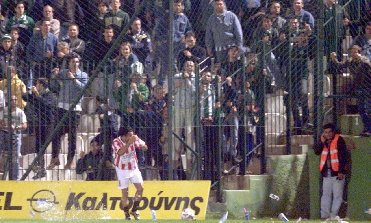 Σαν σήμερα (12/11) το 2000 τα σοβαρά επεισόδια έμελλε να μετατραπούν δυστυχώς στους πρωταγωνιστές του ντέρμπι Παναθηναϊκός - Ολυμπιακός.