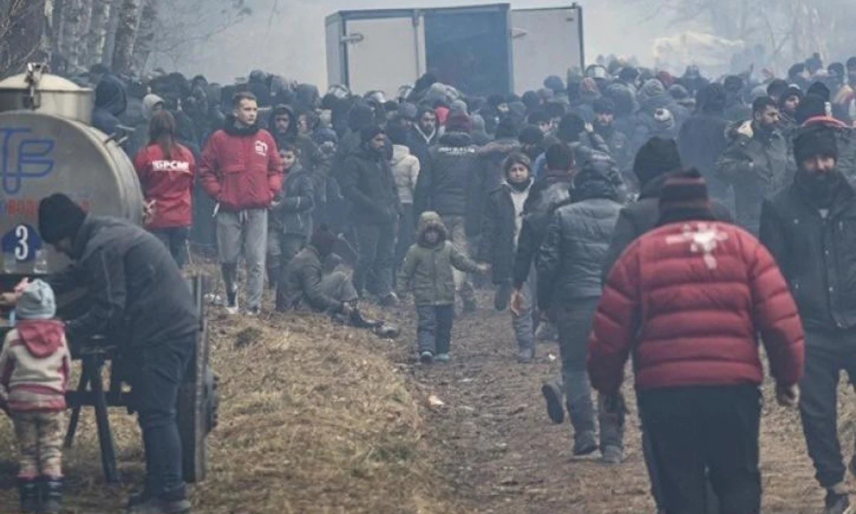Κλιμακώνεται η μεταναστευτική κρίση σε Λευκορωσία και Πολωνία, με την κατάσταση μετά και την εμπλοκή της Ρωσίας να αποκτά νέα ένταση.