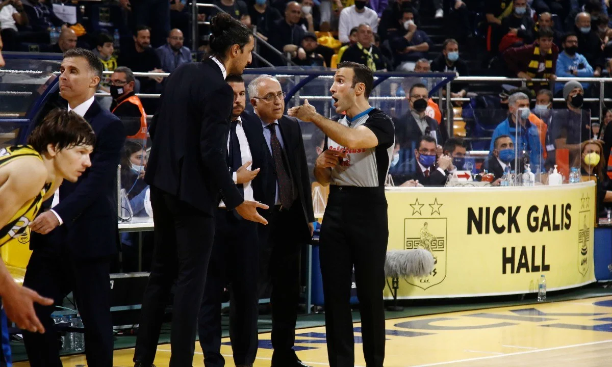 Πολλά παράπονα από τη διαιτησία του αγώνα με τον Άρη, είχε η ΚΑΕ Ηρακλής, εκδίδοντας ανακοίνωση στην οποία κάνει λόγο για σφαγή.