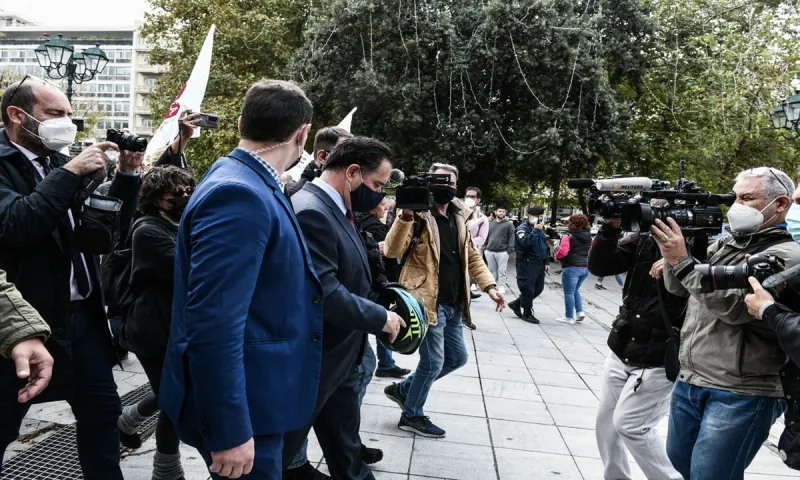 Απεργία Εστίασης: Οργή και γιουχαρίσματα προς τον Άδωνι Γεωργιάδη στο Σύνταγμα! (vids)