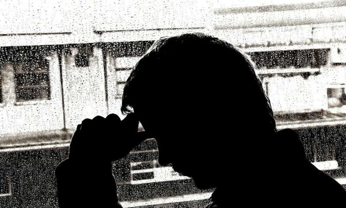 Αδιανόητη καταγγελία για ρατσιστική συμπεριφορά σε ανεμβολίαστο ασθενή με Covid, που τον άφησαν παρατημένο σε ένα πεζοδρόμιο!