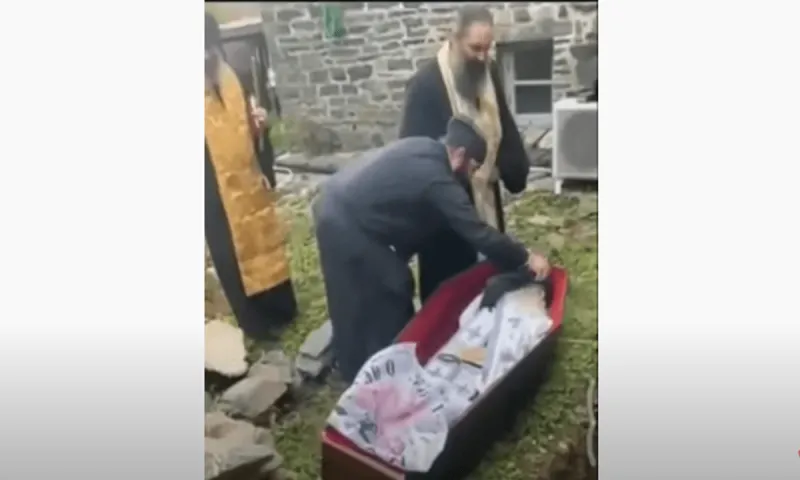 Συγκλονιστικό θαύμα στο Άγιο Όρος: Η ευκαμψία του σώματος ενός γέροντα, σημάδι αιωνιότητας!