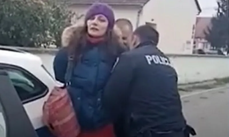 Συνέλαβαν δασκάλα επειδή δεν είχε πιστοποιητικό εμβολιασμού! (vid)