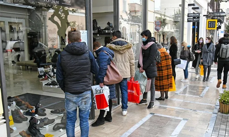 Αυτό είναι το νέο ωράριο στο λιανεμπόριο - Αποκλεισμοί πρόκληση για τους ανεμβολίαστους