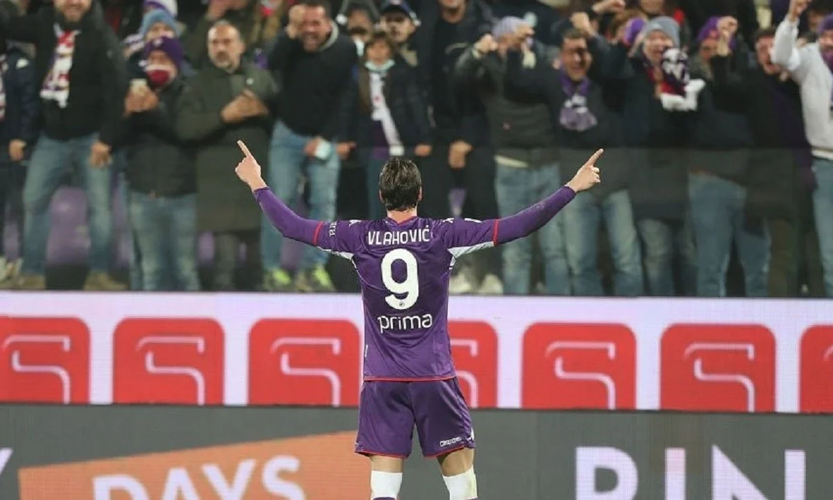 Φιορεντίνα - Μίλαν 4-2: O Nτούσαν Βλάχοβιτς πανηγυρίζει το δεύτερο γκολ που σημείωσε στην αναμέτρηση