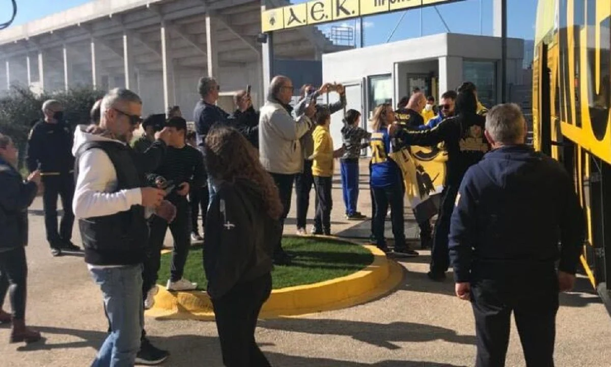 Φίλαθλοι της ΑΕΚ βρέθηκαν στα Σπάτα και εμψύχωσε τους παίκτες του ενόψει του ντέρμπι με τον Ολυμπιακό (21/11, 19:30).