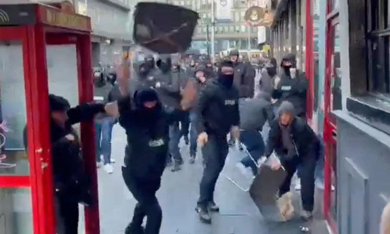 Σκωτία: Άγρια συμπλοκή ανάμεσα σε οπαδούς της Σέλτικ και της Ρέιντζερς! (vids)