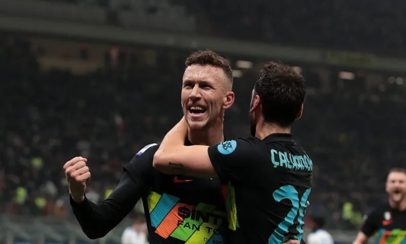 Ίντερ - Νάπολι 3-2: Της έσπασε το αήττητο στο ρεκόρ του Μέρτενς - Η βαθμολογία της Serie A