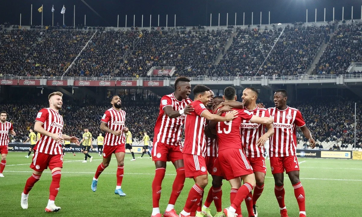 Ο Ολυμπιακός επιβλήθηκε της ΑΕΚ και στα αποδυτήρια ήταν πολλά τα χαμόγελα