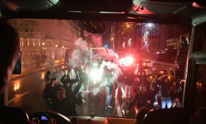 Παναθηναϊκός: Σταμάτησαν οι οπαδοί το πούλμαν έξω από τη Βουλή (pic)