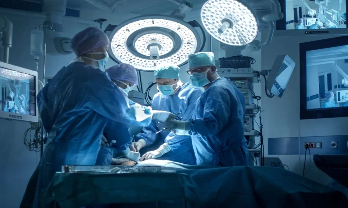 Σφοδρές αντιδράσεις έχουν ξεσπάσει από την καταστροφική απόφαση του υπουργείου Υγείας να μειώσει τα non covid χειρουργεία, έως και κατά 80%!