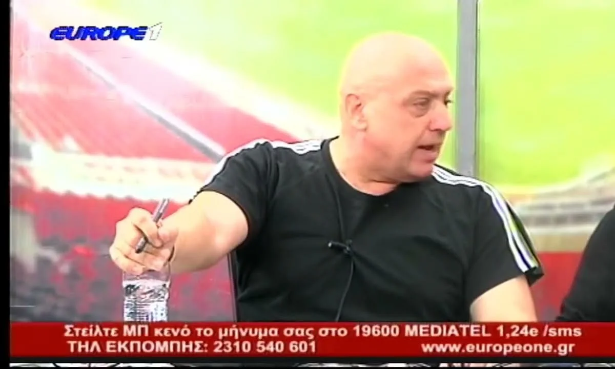 Ο Κωστής Ραπτόπουλος κατηγορείται για πρόκληση σωματικών βλαβών, για εξύβριση και για απειλή. Για την Πέμπτη αναβλήθηκε η δίκη.