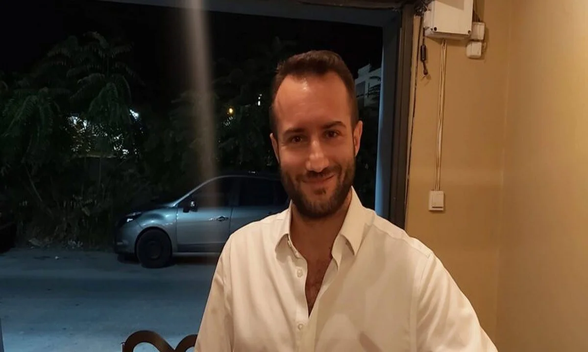Μάνος Τσίζεκ: Αποχώρησε από 2 θεατρικές παραστάσεις λόγω του αποκλεισμού των ανεμβολίαστων θεατρόφιλων