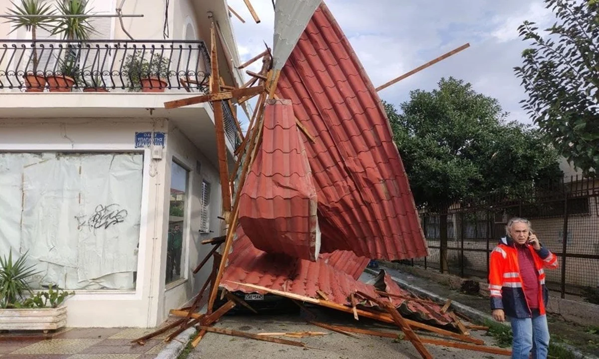 Άγιο είχαν οι μαθητές του 2ου γυμνασίου στη Ζάκυνθο, αφού η κακοκαιρία ξήλωσε τη στέγη του γυμναστηρίου και ευτυχώς έπεσε σε διπλανό στενό.
