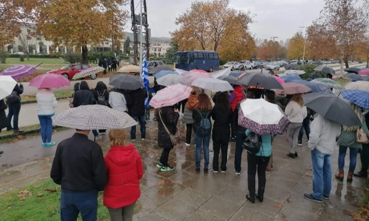 Νέα κινητοποίηση κατά του υποχρεωτικού εμβολιασμού έκαναν οι υγειονομικοί, αυτή τη φορά στα Γιάννενα, στο προσυνέδριο της Νέας Δημοκρατίας.