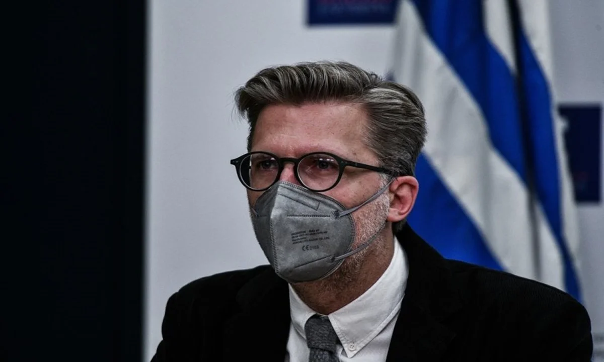 Ο υπουργός Επικρατείας Άκης Σκέρτσος, σε ρόλο «επιστήμονα» απέδωσε τους αυξημένους θανάτους στο ότι η χώρα έχει... γερασμένο πληθυσμό.