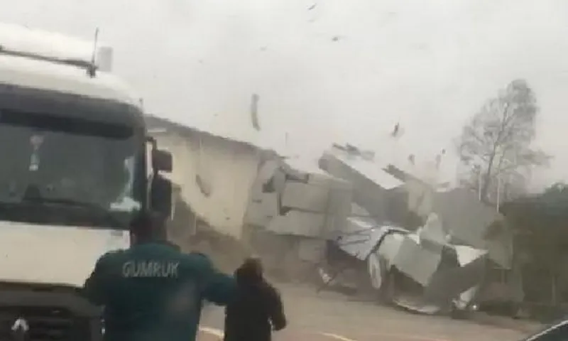 Τουρκία: Αέρας 130 χιλιομέτρων έριξε σαν χάρτινο τεράστιο πύργο ρολογιού στην Κωνσταντινούπολη