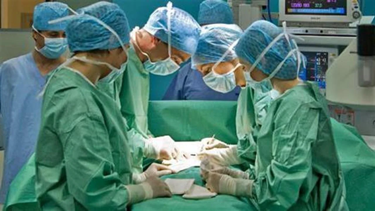 Βουλευτής της αντιπολίτευσης παρουσίασε έγγραφο που εστάλη στο «Ιπποκράτειο» νοσοκομείο Θεσσαλονίκης, και δίνεται οδηγία για αναστολή ακόμα και των έκτακτων χειρουργείων!