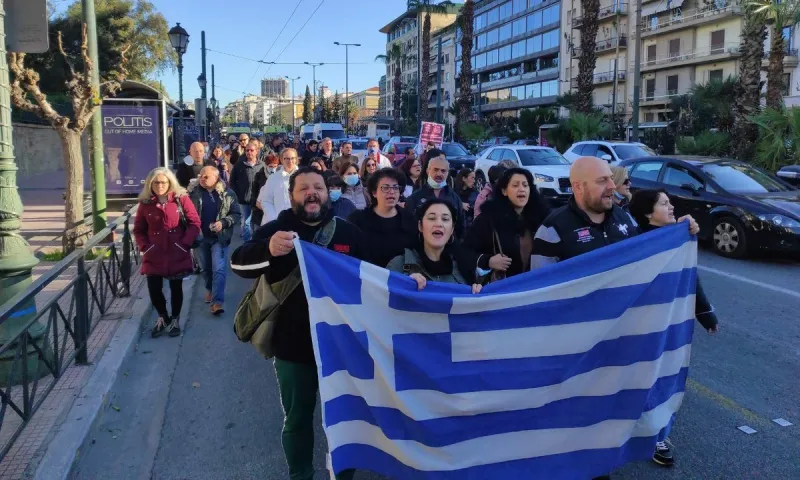Πορεία διαμαρτυρίας υγειονομικών κατά της υποχρεωτικότητας μαζί με την ΠΟΕΔΗΝ προς το υπουργείο οικονομικών