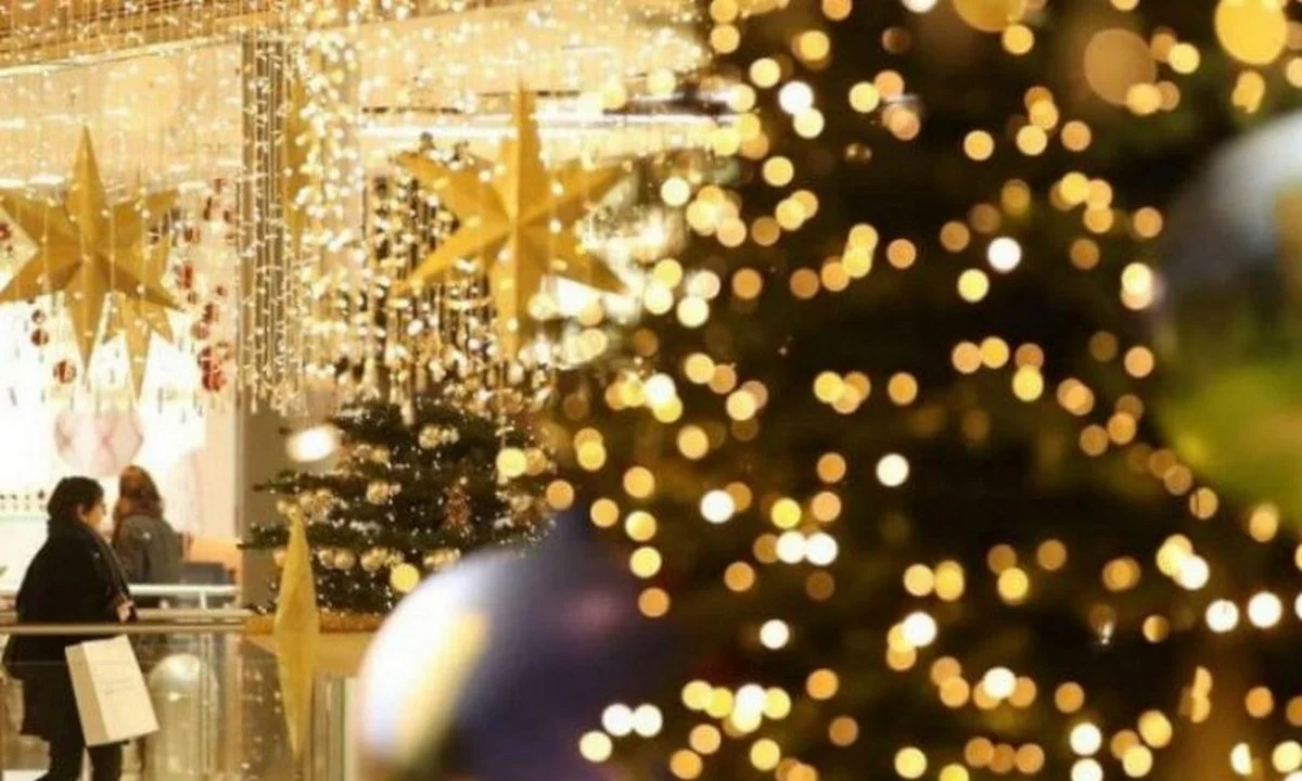 Τα Χριστούγεννα έρχονται και παράλληλα το εορταστικό ωράριο, κατά την διάρκεια του οποίου θα μείνουν τα καταστήματα και Κυριακή ανοιχτά.