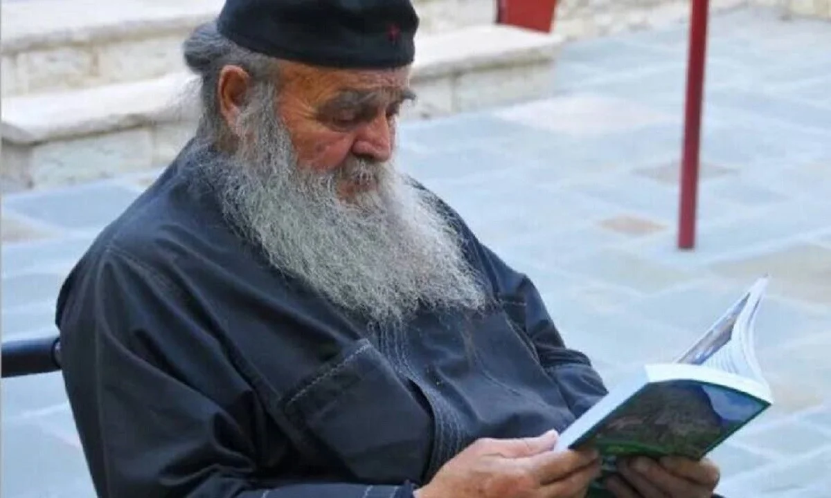 Πέθανε ο «καλόγερος του λαού» - Ο Πατέρας Αθανάσιος Χατζής κοιμήθηκε σε ηλικία 89 χρονών νικημένος από τα πολλά προβλήματα υγείας που τον ταλαιπωρούσαν εδώ και χρόνια ενώ είχε διαγνωσθεί θετικός στον κορονοϊό.