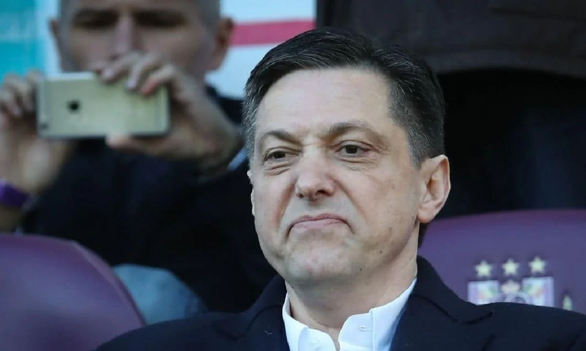 Ο Ντέγιαν Βελίκοβιτς παρακολουθεί ματς της Άντερλεχτ
