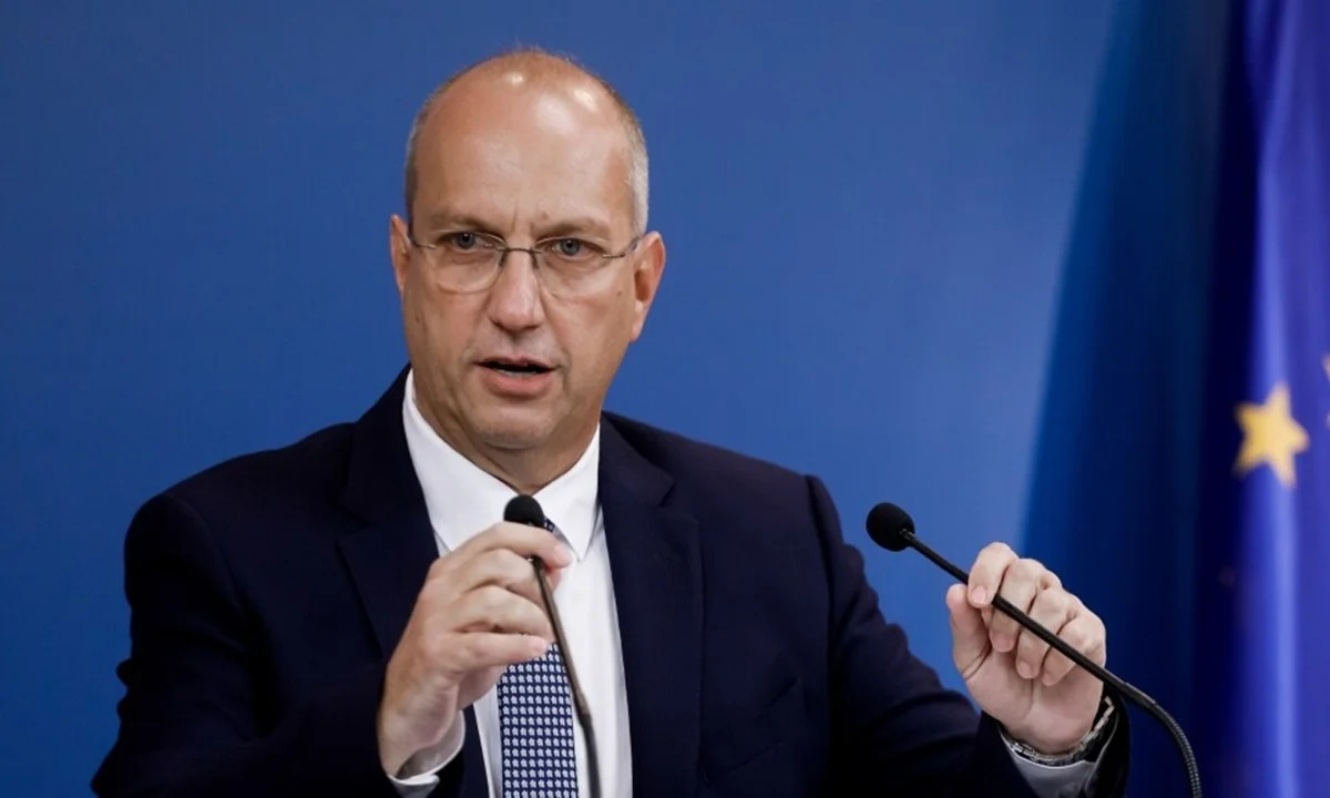 Ο κυβερνητικός εκπρόσωπος Ιωάννης Οικονόμου, άφησε ανοιχτό το ενδεχόμενο να επεκταθεί ο υποχρεωτικός εμβολιασμός και σε άλλες κατηγορίες πολιτών.