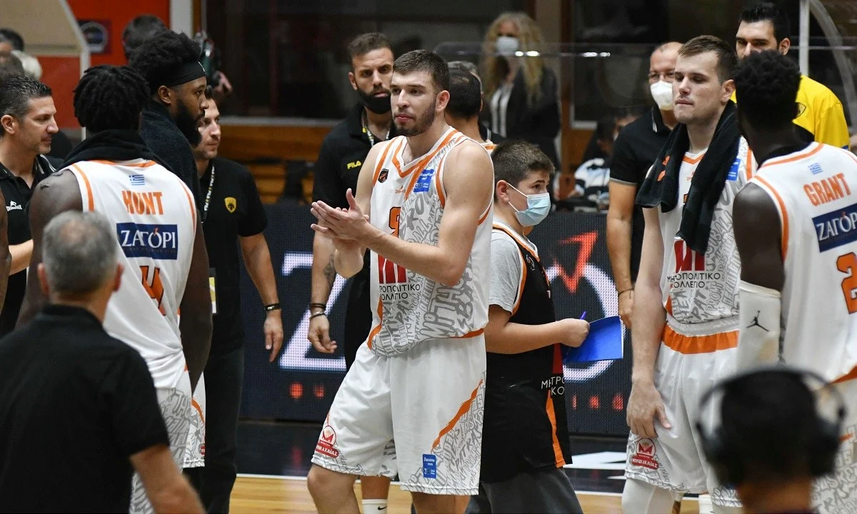 Καθόλου εύκολα δεν πέρασε ο Νίκος Ρογκαβόπουλος στον αγώνα του Προμηθέα με την πρώην ομάδα του, την ΑΕΚ στο κλειστό των Άνω Λιοσίων.