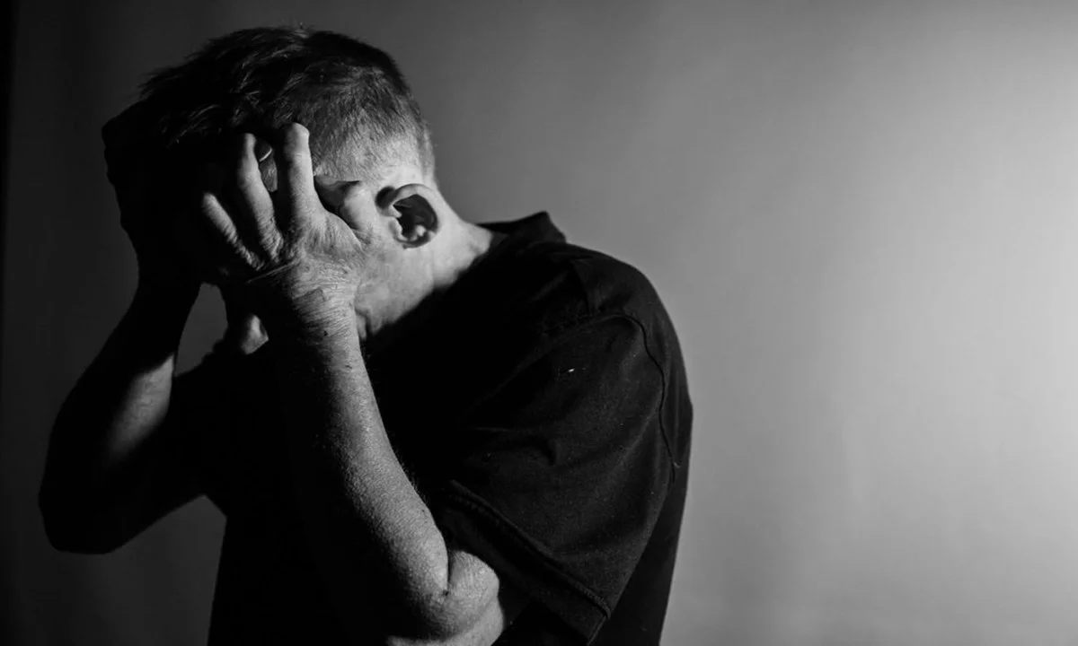 Θεωρείται πλέον δημοσιογραφικά και ηθικά σωστό, το να ρωτάς έναν πατέρα που πενθεί για την κόρη του, αν έχει κάνει το εμβόλιο ο ίδιος;