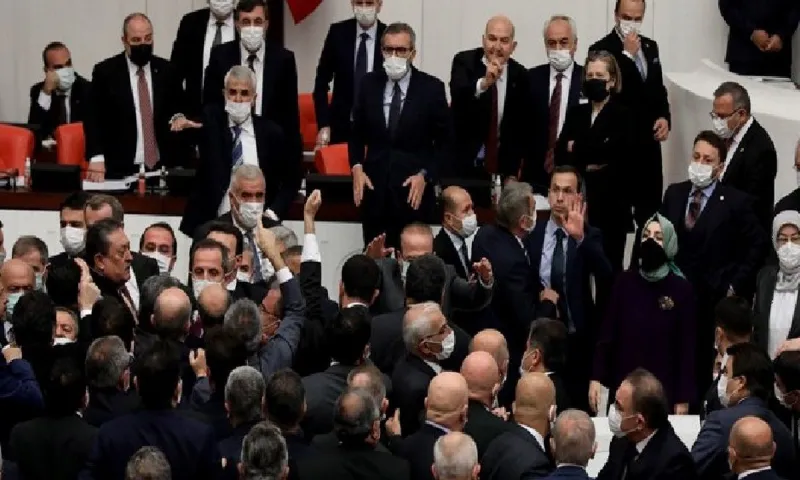 Τουρκία: Χαμός στη Βουλή - Ήρθαν στα χέρια! (vid)