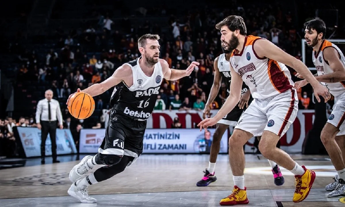 Η ήττα του ΠΑΟΚ () στην Κωνσταντινούπολη από την Γαλατασαράι του δίνει τελευταία ευκαιρία πρόκρισης σε δύο εβδομάδες στη Θεσσαλονίκη.