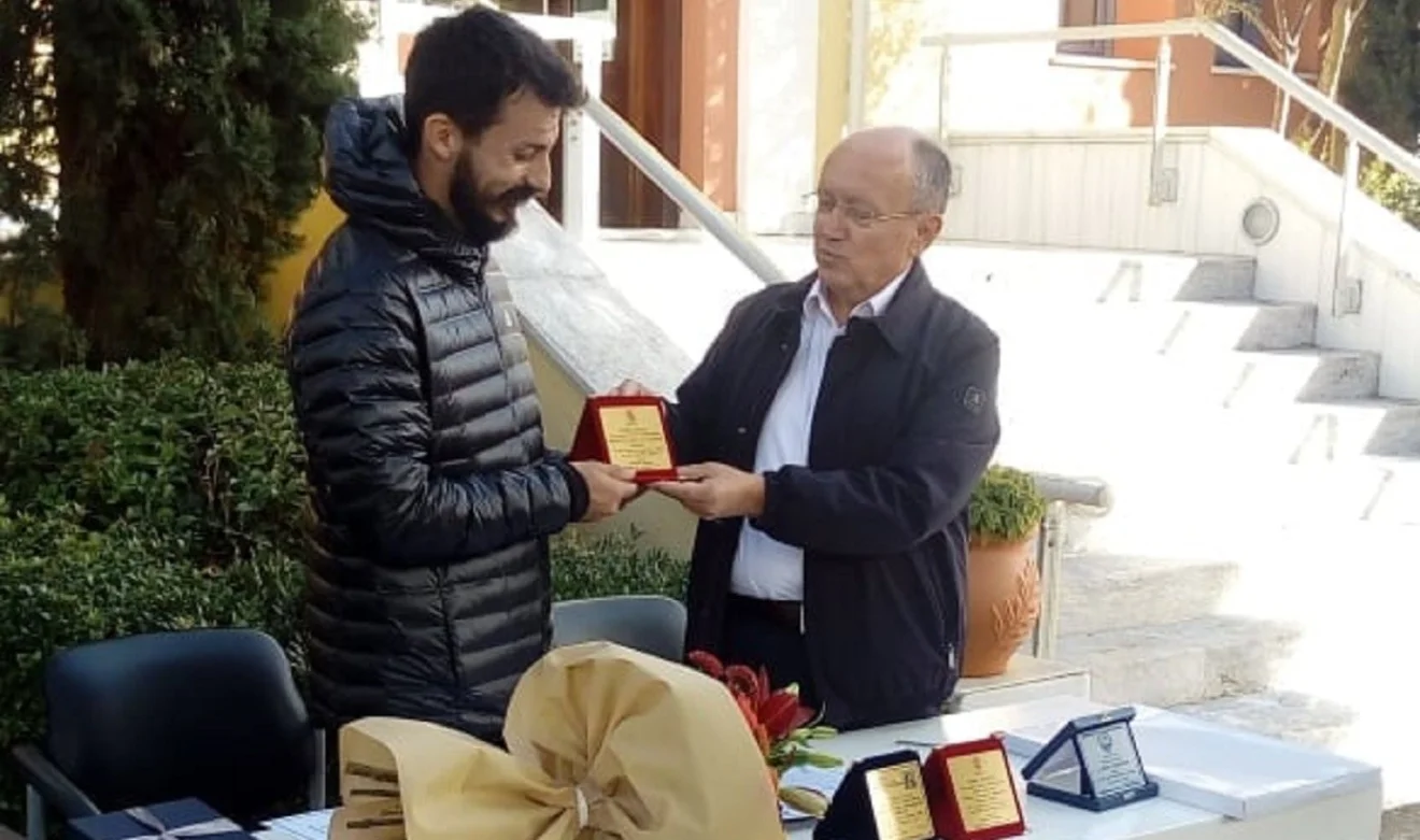 Εκδήλωση προς τιμήν του Κώστα Γκελαούζου πραγματοποιήθηκε στο Μαραθώνα, όπου βραβεύτηκε για τη νίκη του στο φετινό Μαραθώνιο της Αθήνας.