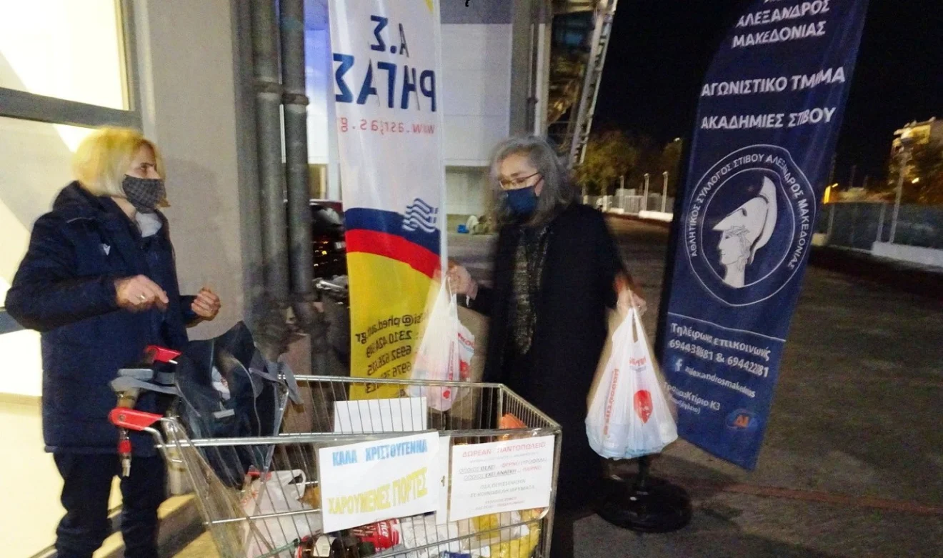 Είναι μερικές φορές που οι πολιτικές αντιπαραθέσεις μπαίνουν στο περιθώριο, όταν γίνεται μια κοινωνική χειρονομία, όπως της Σοφίας Σακοράφα.