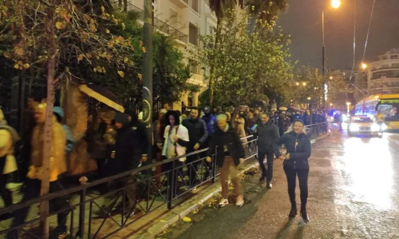 Υπό βροχή, πορεία υγειονομικών κατά της υποχρεωτικότητας