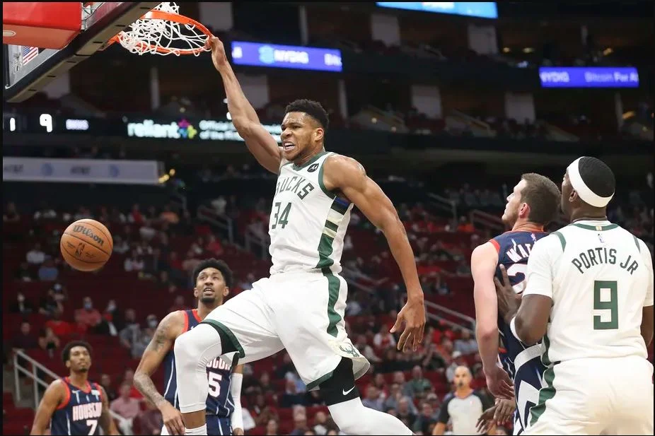 Τους 13 χιλιάδες πόντους στο NBA με τη φανέλα των Μπακς ξεπέρασε ο Γιάννης Αντετοκούνμπο στη νίκη επί των Νικς.