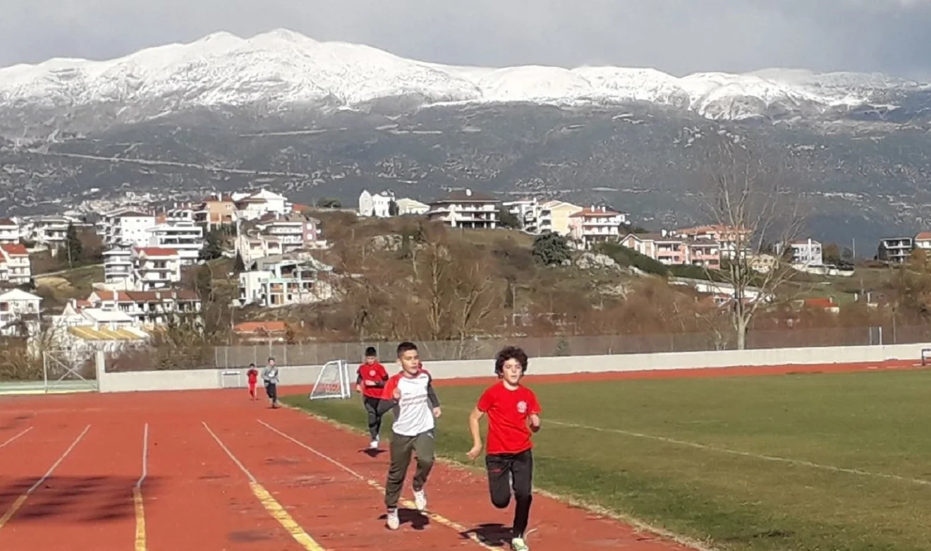 Το κρύο τσουχτερό, έπεσαν σε πολλές περιοχές τα πρώτα χιόνια και άλλοι έμειναν απτόητοι και διοργάνωσαν αγώνες και αλλού υπήρξαν αναβολές.