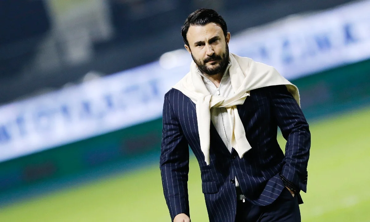 Μετά τη νίκη του Άρη επί του Ιωνικού με 1-0 ο Θόδωρος Καρυπίδης επέστρεψε στην Αθήνα, υπό τους ήχους των Βαρδή και Σφακιανάκη.