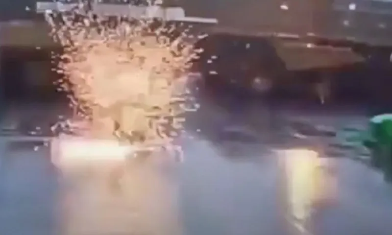Viral: Κεραυνός χτυπάει και εξαϋλώνει την ομπρέλα σεκιούριτι! (vid)