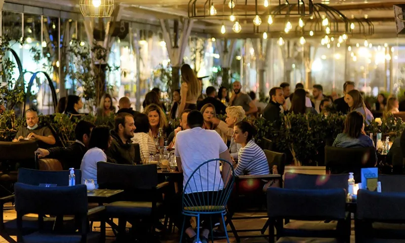Κορονοϊός - Νέα μέτρα: Έως τις 12:00 και μόνο με καθήμενους εστίαση και διασκέδαση – Τέλος η μουσική